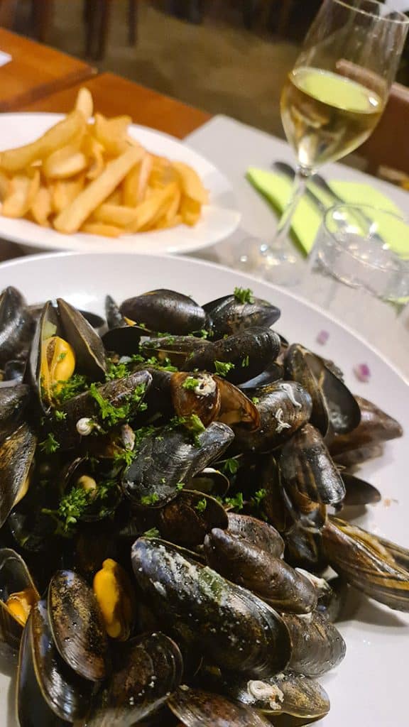 Herzhafte Miesmuscheln in Weißwein oder Moules-Frites, wie Franzosen sagen.